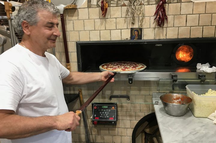 cottura della pizza in forno a legna